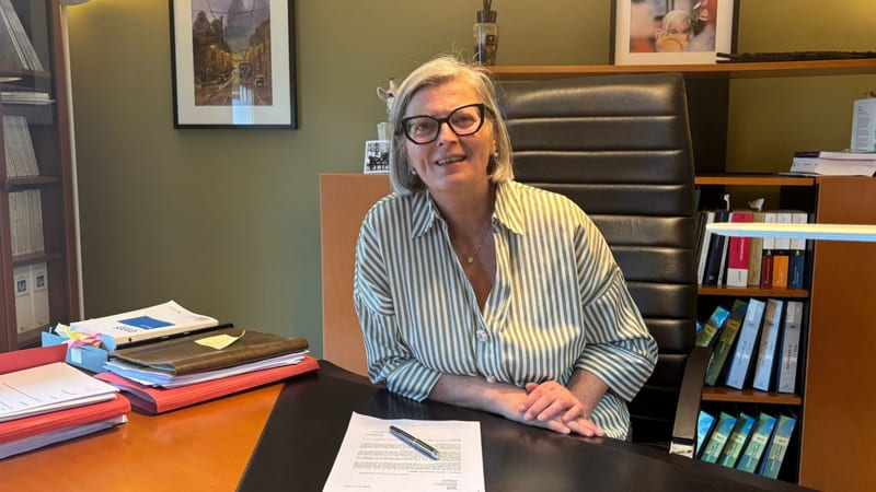 Maître Geneviève Brunetta, avocate, à son bureau dans le cabinet de Bierghes (Rebecq) — accueil chaleureux et écoute attentive